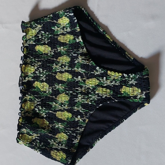 shekini Other - Shekini ruffled Womens swimwear size L